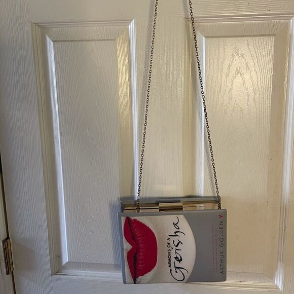 Red lips book cover crossbody bag extremely elegant pre owned . - Picture 1 of 11